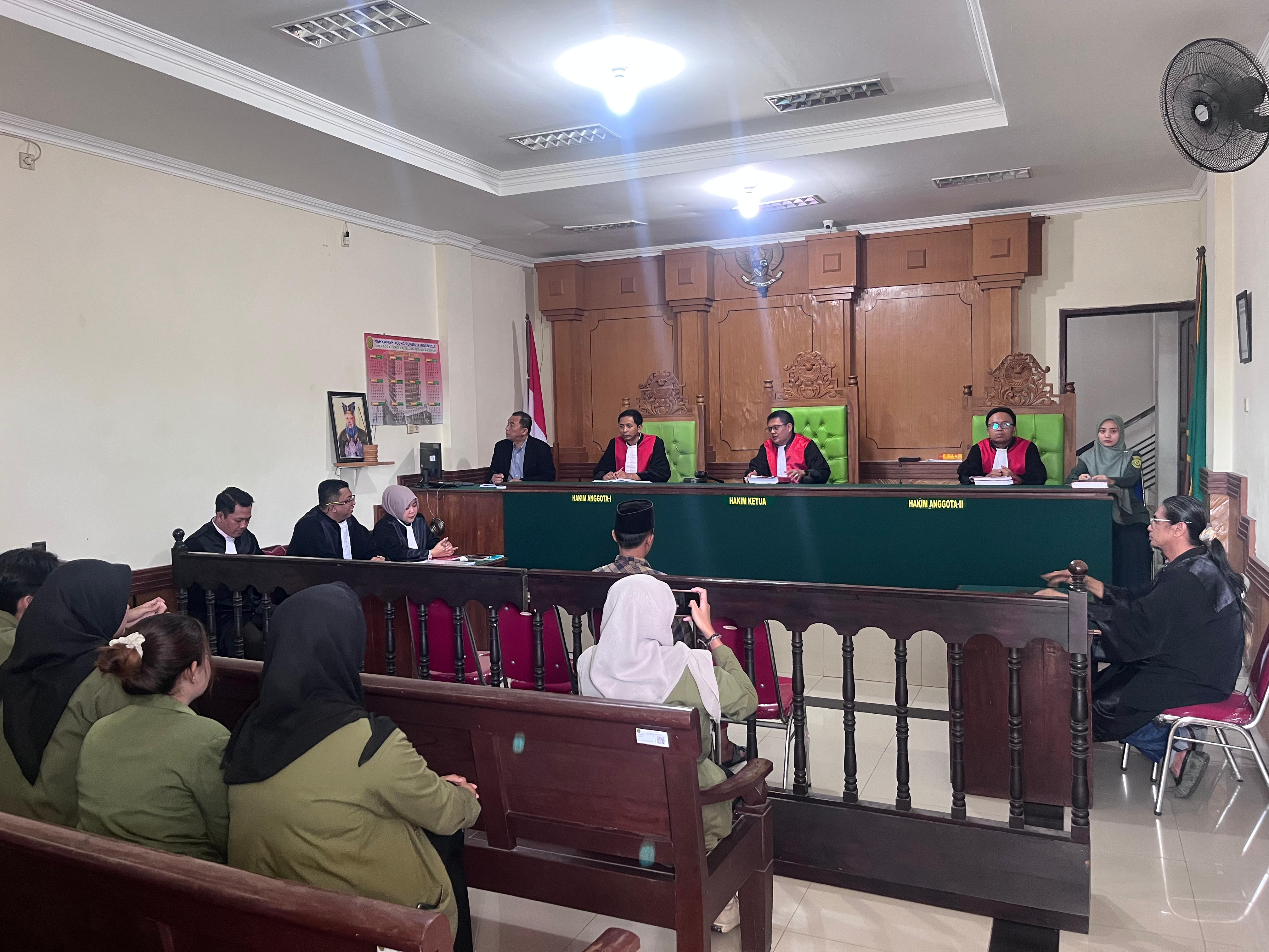 PROSES HUKUM: Terdakwa Maulidi Al Izhaq mengikuti sidang tuntutan di PN Bangkalan kemarin. (ISTIMEWA)