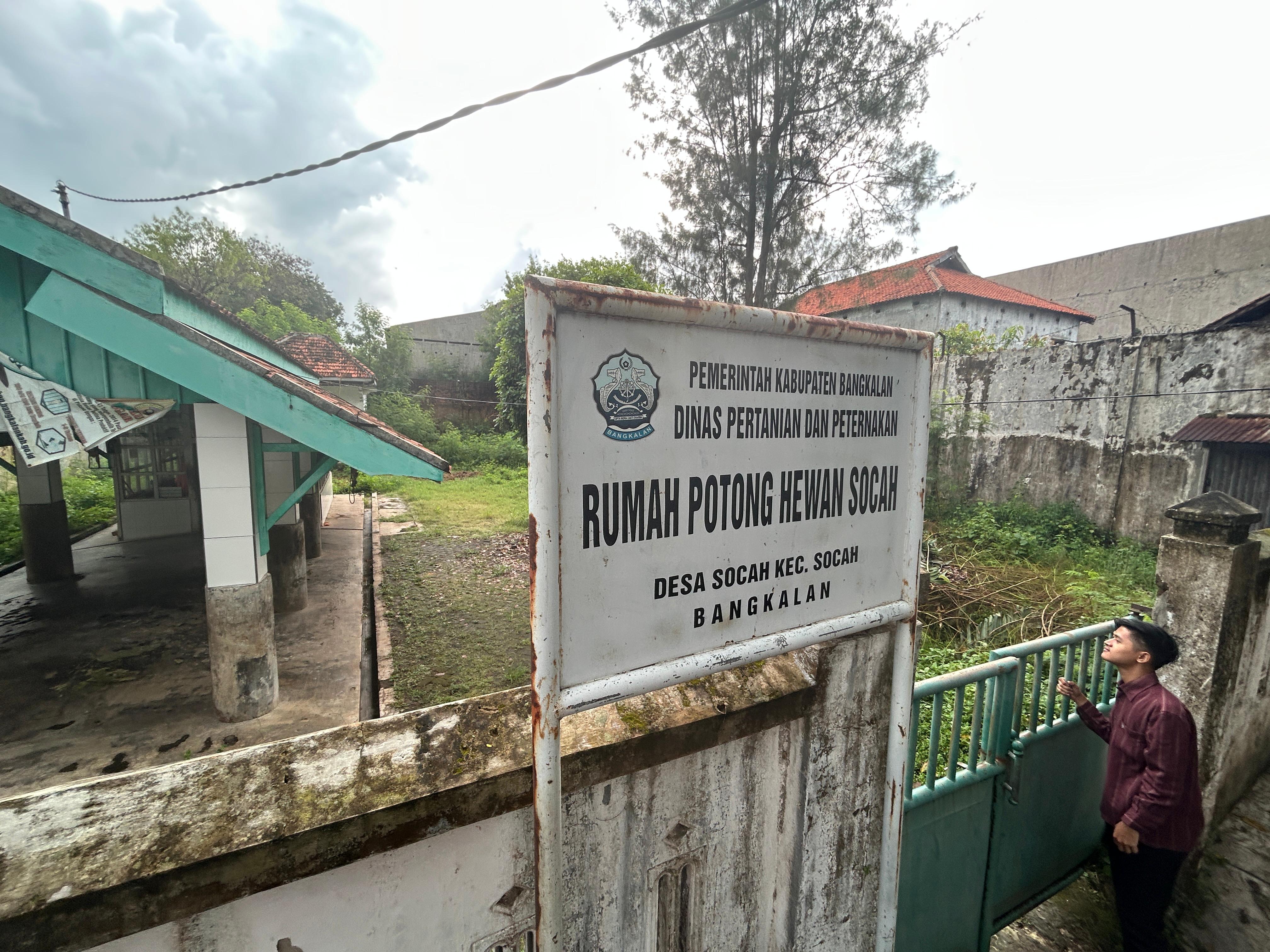 SEPI AKTIVITAS: Warga berada di area RPH Kecamatan Socah.