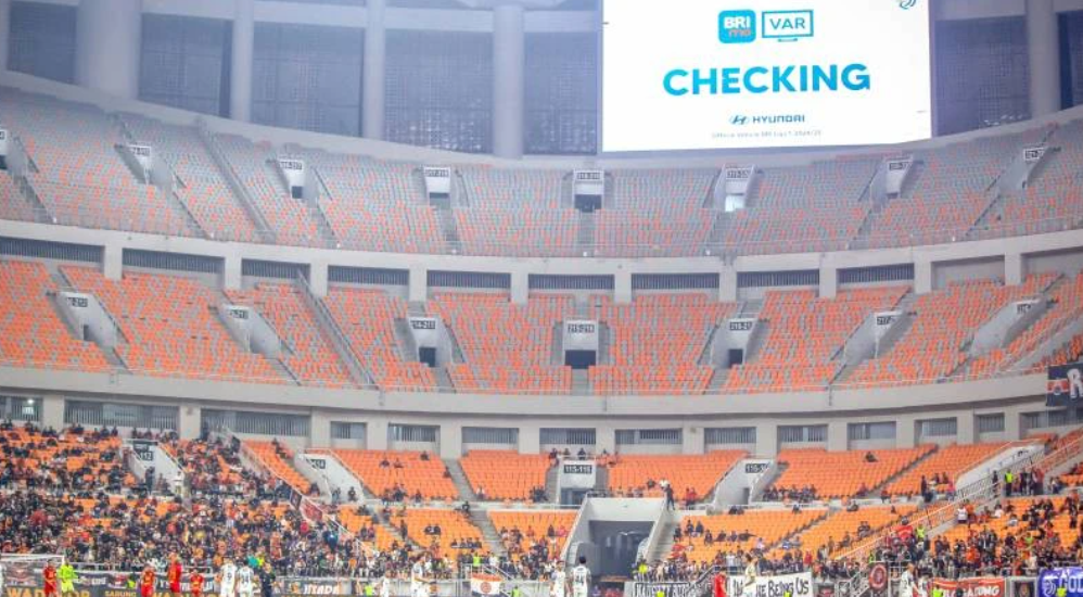Penampakan sisi Barat Stadion JIS dalam laga Persija vs Bali United. Saat itu terpasang di LED Board tengah dberlangsung VAR Cheking. (Sumber: KompasTv/Rizky Ade Saputro)
