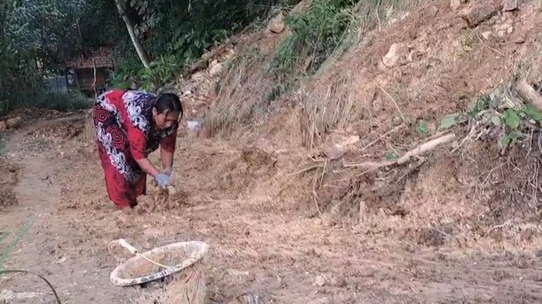 MENGGUNAKAN ALAT SEADANYA: Warga membersihkan  jalan yang tertimbun tanah longsor di Dusun Kolla, Desa Paterongan, Galis, Sabtu (11/5). (BPBD UNTUK JPRM )