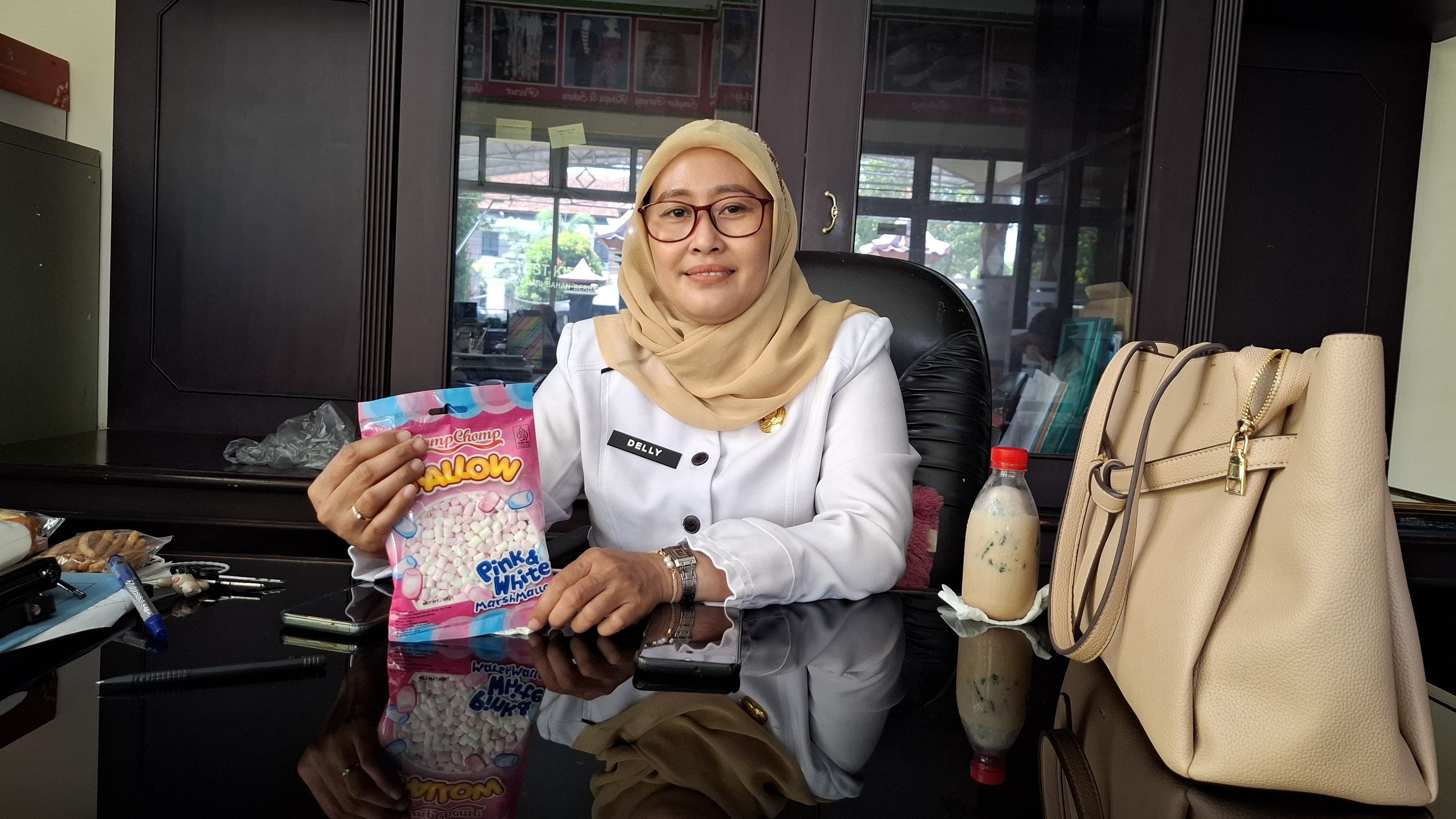 DIDUGA MENGANDUNG MINYAK BABI: Plt Kabid Metrologi Diskop Umdag Bangkalan Delly Septiana menunjukkan produk marshmallow yang terindikasi minyak babi di ruang kerjanya, Kamis (8/5). (IMAMUIDN/JPRM)