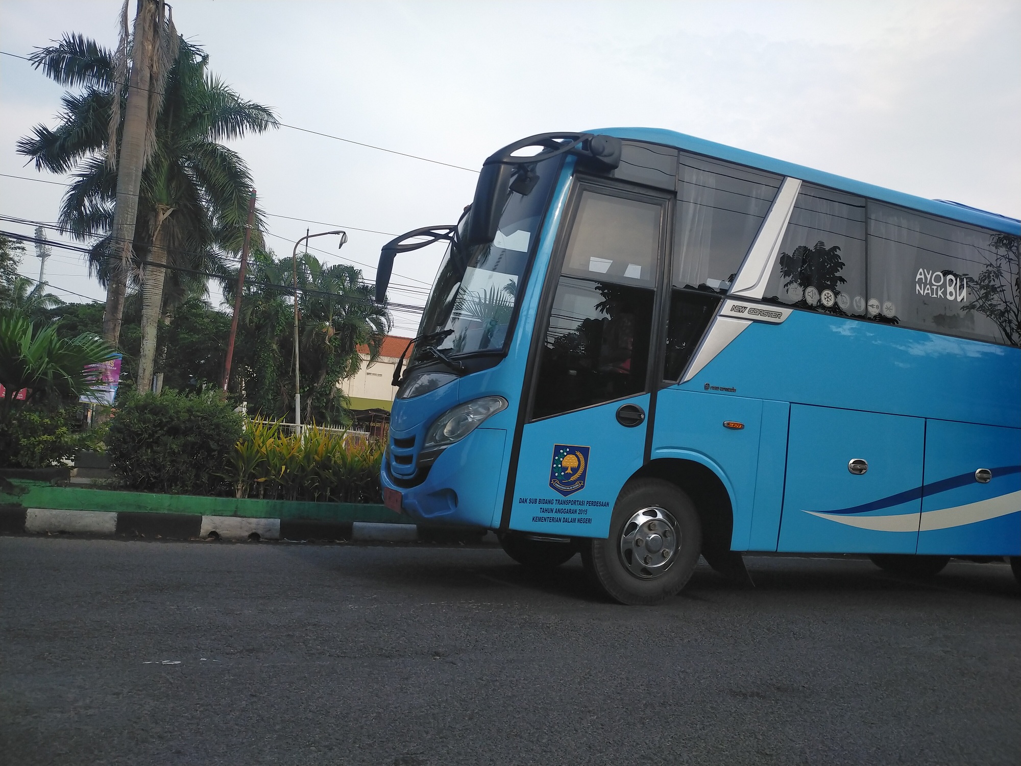ASET DAERAH: Bus Trans Bangkalan melintas di Jalan Seokarno-Hatta, Bangkalan, Minggu (20/4). (VIVIN AGUSTINA HARTONO/JPRM)