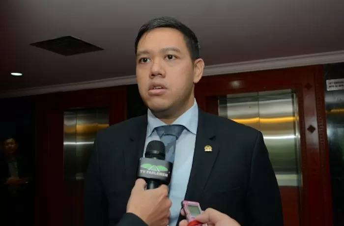 Wakil Ketua Komisi I DPR RI, Dave Laksono meminta TNI mengevaluasi prosedur pemusnahan amunisi kadaluarsa