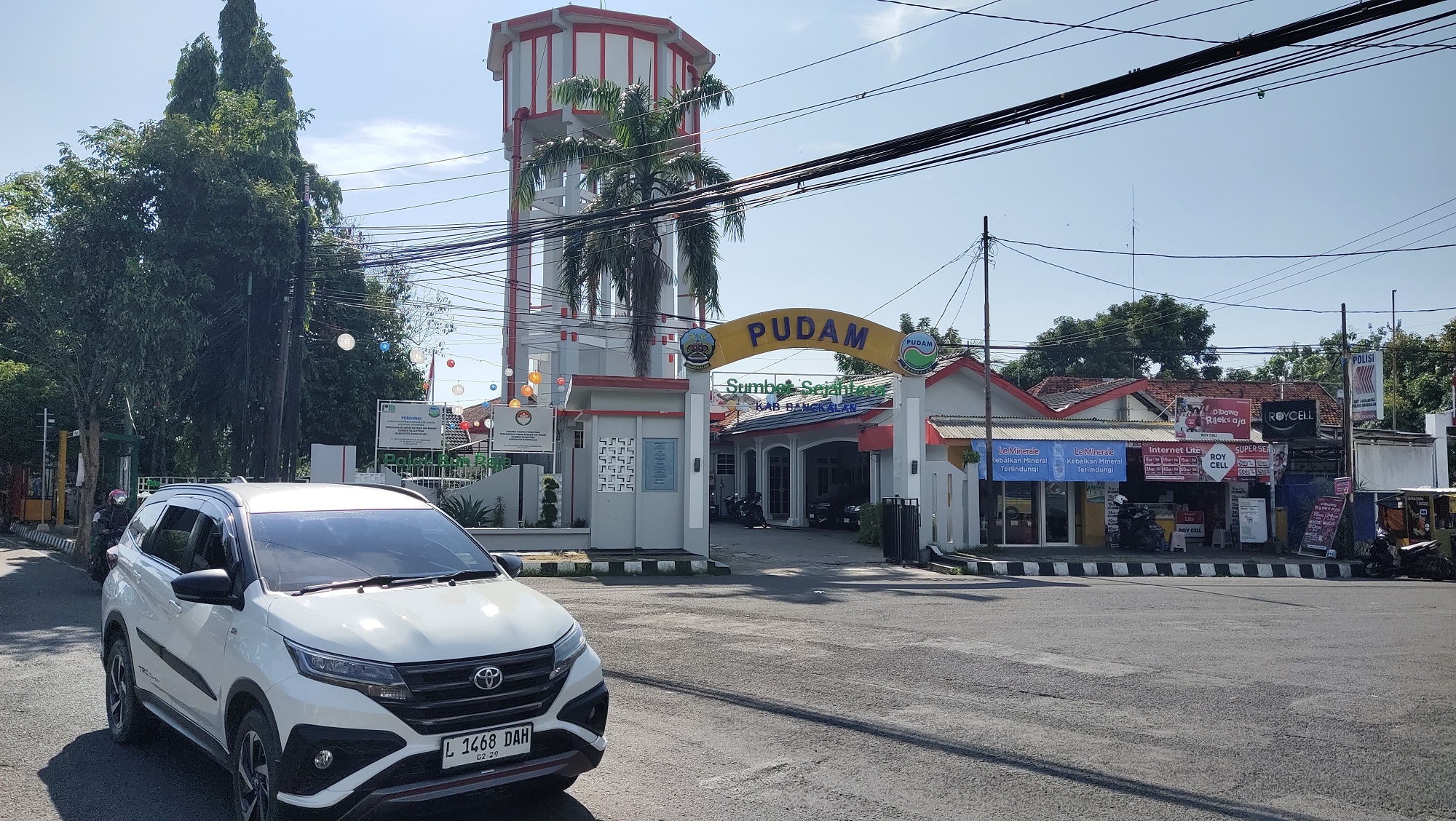 WARISAN BELANDA: Bangunan cakar budaya tower PDAM berdiri kokoh di Jalan Jaksa Agung Suprapto, Bangkalan, Kamis (8/5). (IMAMUDIN/JPRM)