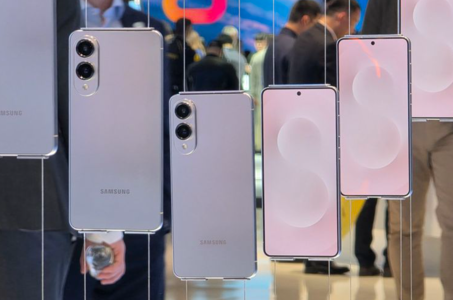Samsung Galaxy S25 Edge dirumorkan bakal hadir dengan bodi lebih ringan (162 gram) dan lebih tipis (hanya 5,84 mm) dibanding model Galaxy S25 series lainnya. (KOMPAS.com/ Galuh Putri Riyanto)