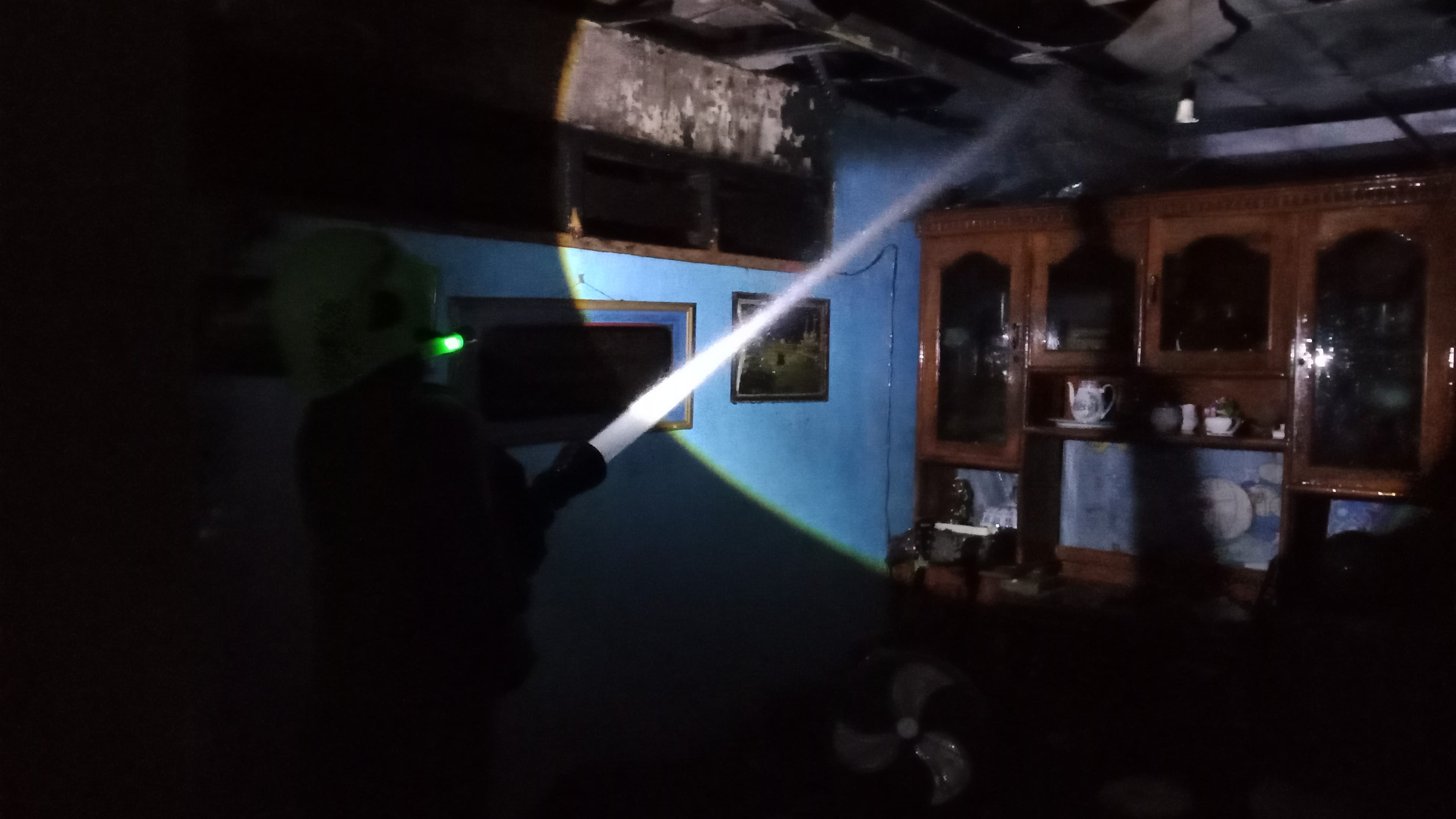 HANGUS: Petugas damkar memadamkan rumah yang sedang terbakar di Kelurahan Kemayoran, Bangkalan, Senin, (12/5). (DAMKAR UNTUK JPRM)