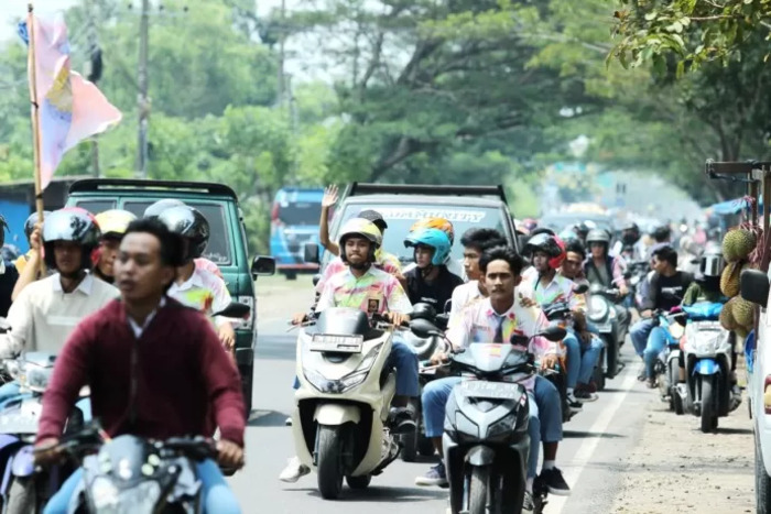 Puluhan siswa melakukan konvoi di sepanjang Jalan Seokarno-Hatta, Desa Bilaporah, Kecamatan Socah merayakan kelulusan