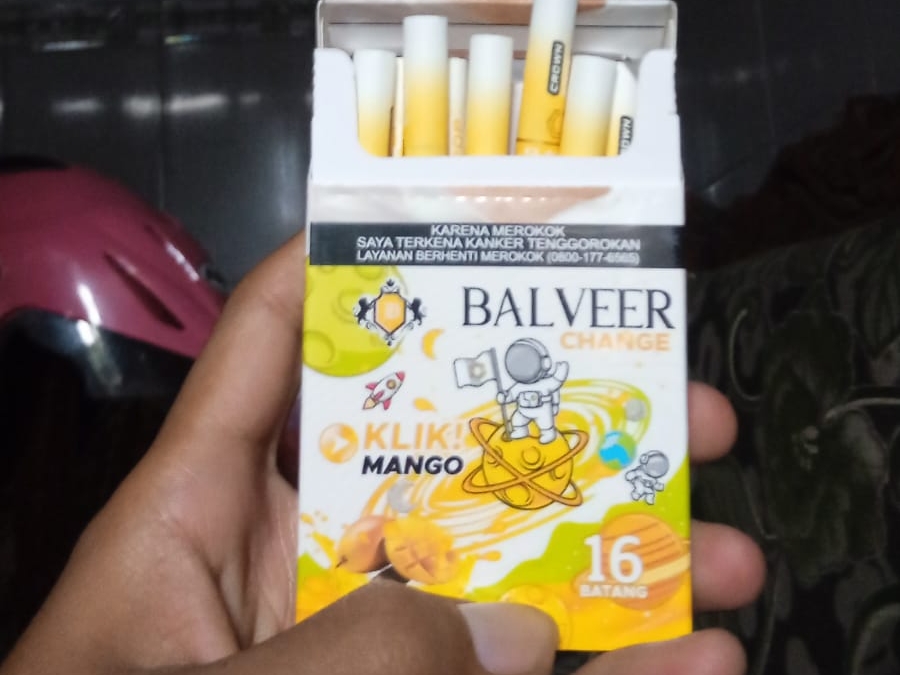 DIEDARKAN LUAS: Jenis rokok bodong yang beredar luas dan dijual di beberapa toko di Bangkalan. (VIVIN AGUSTIN HARTONO/JPRM)