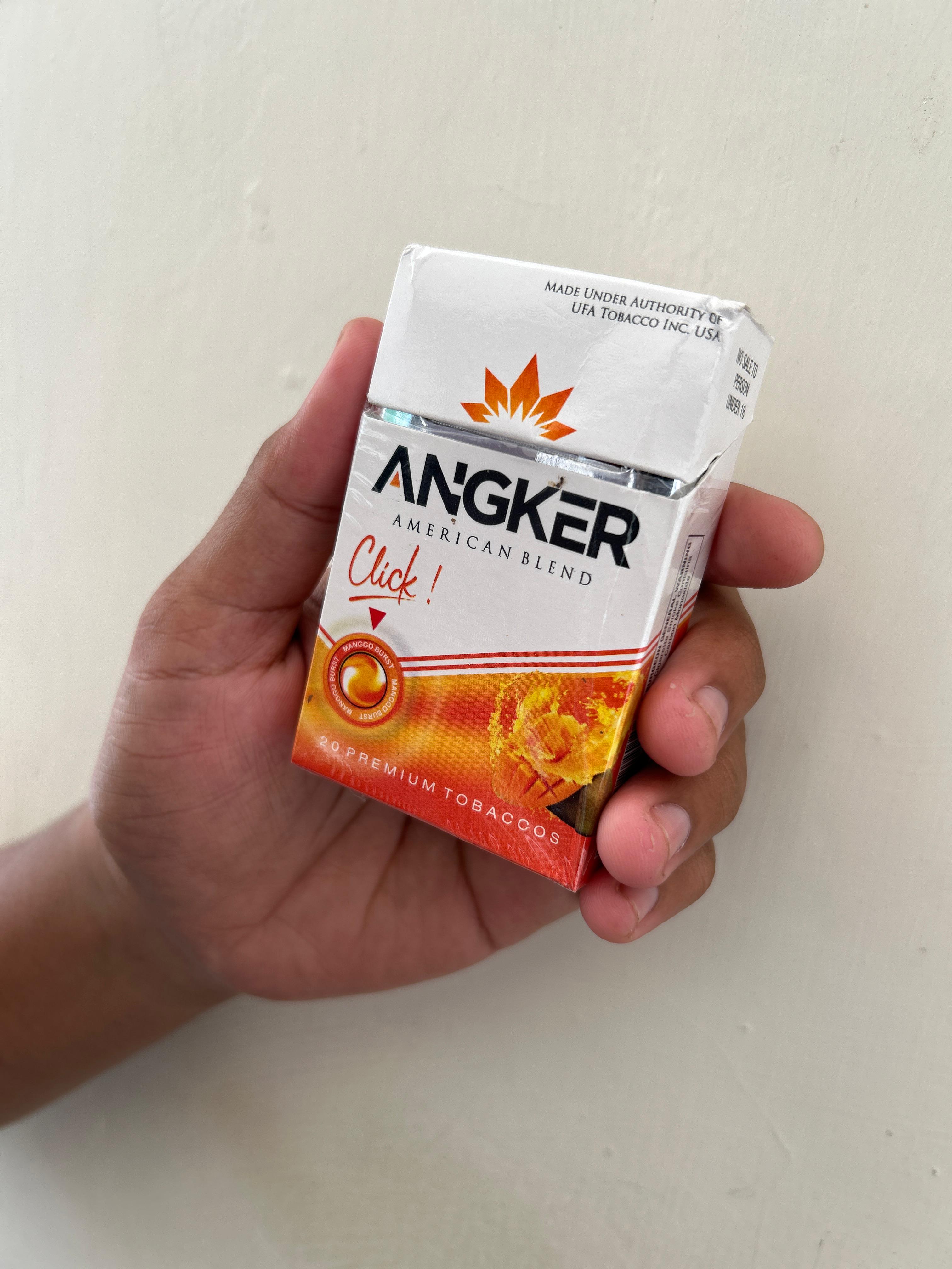 BEREDAR: Petugas sipir Rutan Kelas II-B Bangkalan mengakui mengonsumsi rokok ilegal. (VIVIN AGUSTIN HARTONO/JPRM)