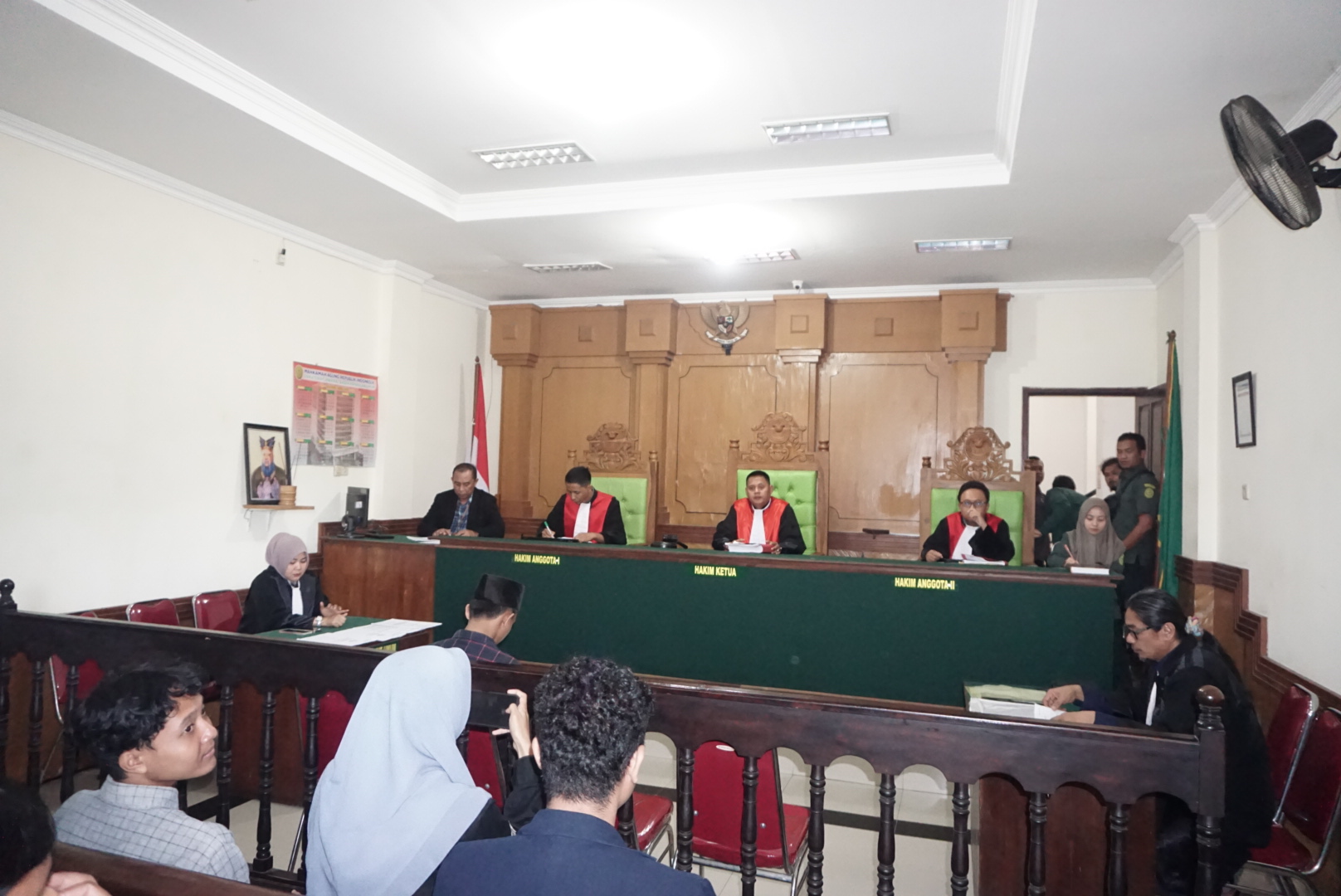 TERTUNDUK MALU: Terdakwa Maulidi Al Izhaq hadir dalam sidang pembacaan nota pembelaan di Pengadilan Negeri Bangkalan kemarin. (VIVIN AGUSTIN HARTONO/JPRM)