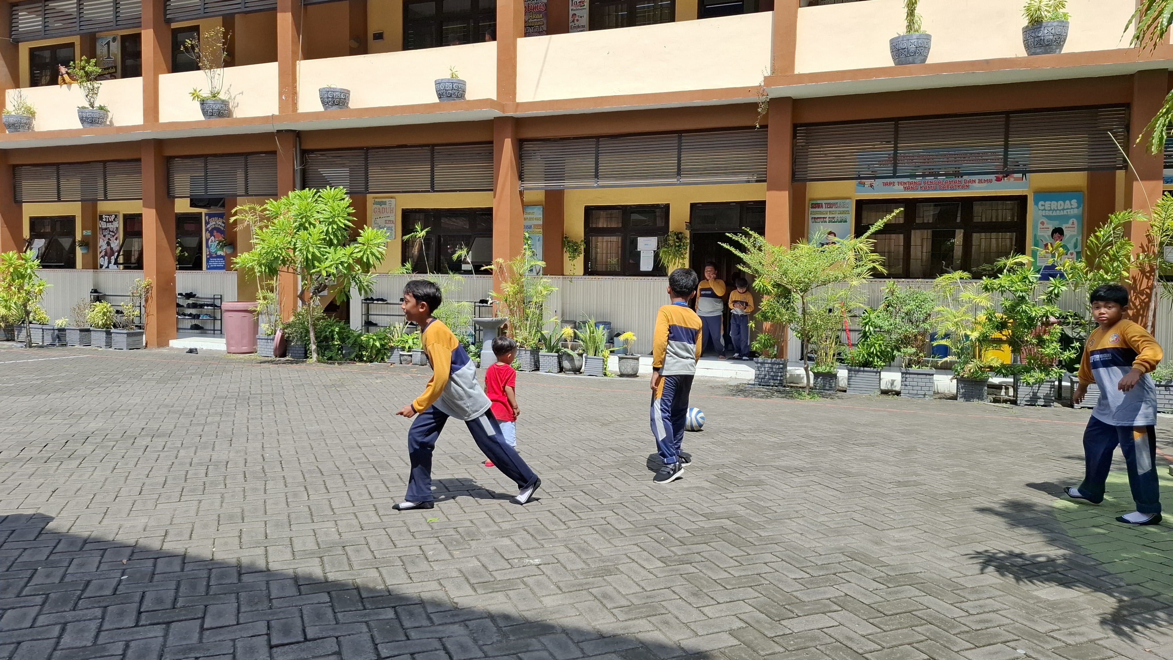 HARAPAN MASA DEPAN: Siswa SDN Kemayoran 1 bermain di halaman sekolahnya kemarin. (IMAMUIDN/JPRM)