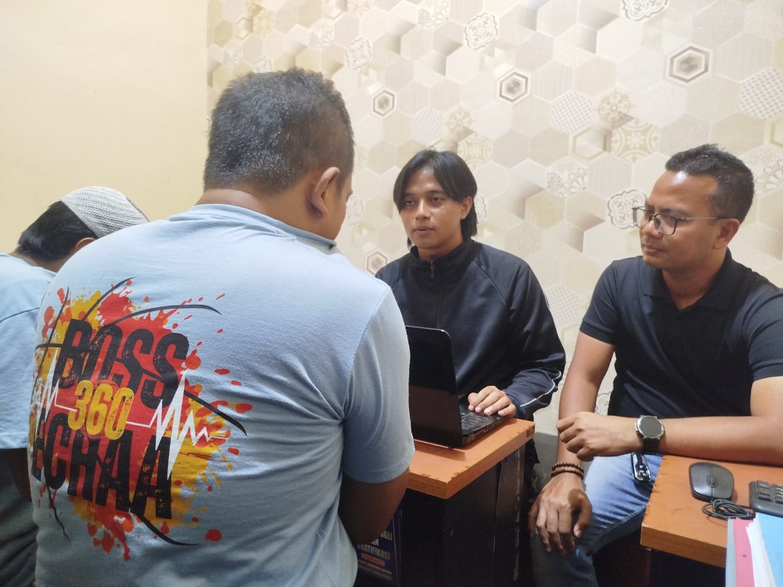 PASRAH: Tersangka Moh. Fahruddin (kiri) dan Dwi Widianto (kanan) saat diperiksa penyidik kemarin. (SATRESNARKOBA UNTUK JPRM)