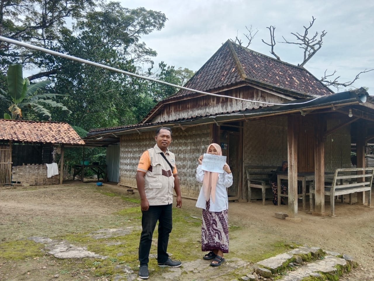 PROSES VERIFIKASI: Warga menunjukkan berkas disaksikan tenaga pendamping PKH seusai melakukan verfikasi KPM bansos PKH di Desa Batokaban, Kecamatan Konang, Kamis (27/3). (ROHIMULLAH UNTUK JPRM)