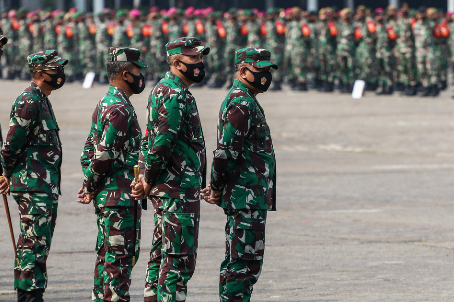 Penugasan TNI menjaga kejaksaan di seluruh Indonesia menuai kritik. Apa alasannya? (Antara/Rivan Awal Lingga)