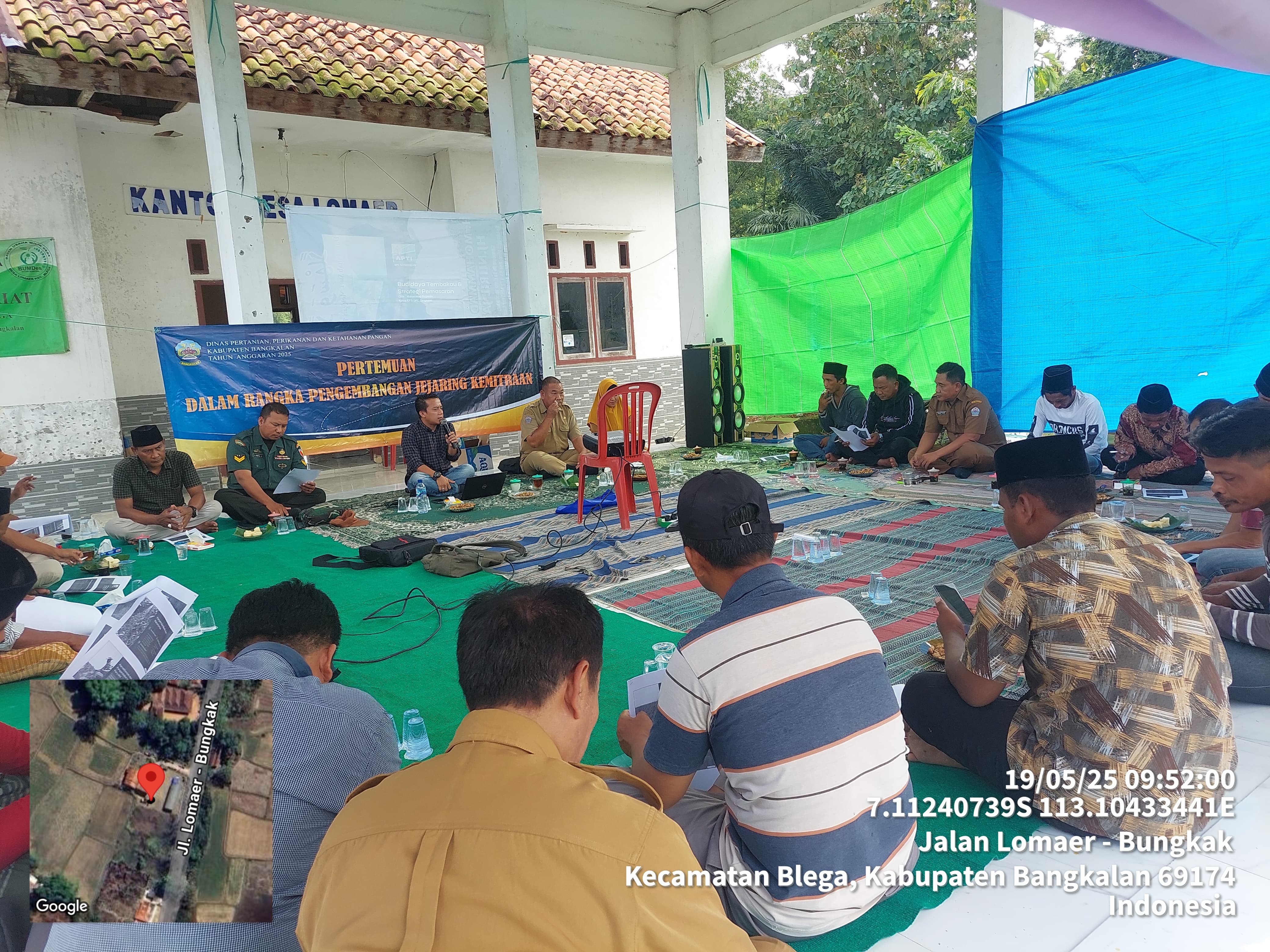 Ketua APTI Bangkalan Mohammad Sugianto (pegang mic) saat menyampaikan peluang besar komoditas tembakau jika ditekuni oleh petani
