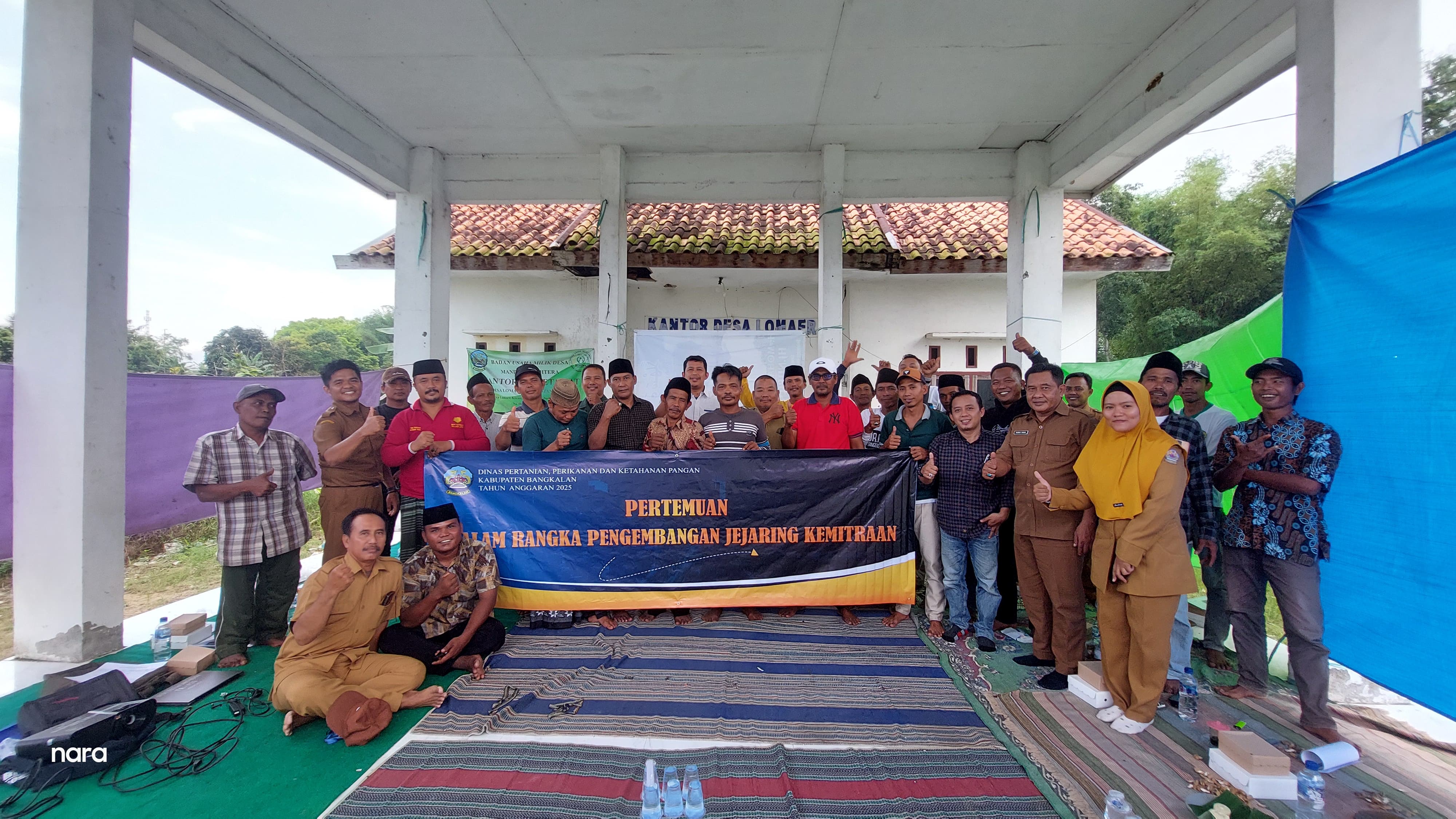 Kelompok Tani (Poktan) se Kec- Blega bersama penyuluh dan pemateri foto bersama usai pertemuan yang membahas jejaring kemitraan