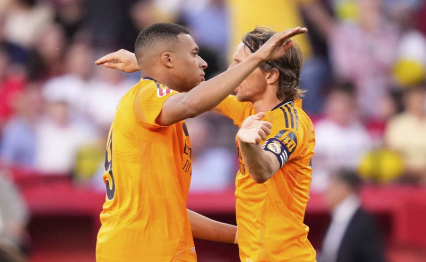 Kylian Mbappe merayakan golnya ke gawang Sevilla bersama Luka Modric (c) AP Photo/Jose Breton