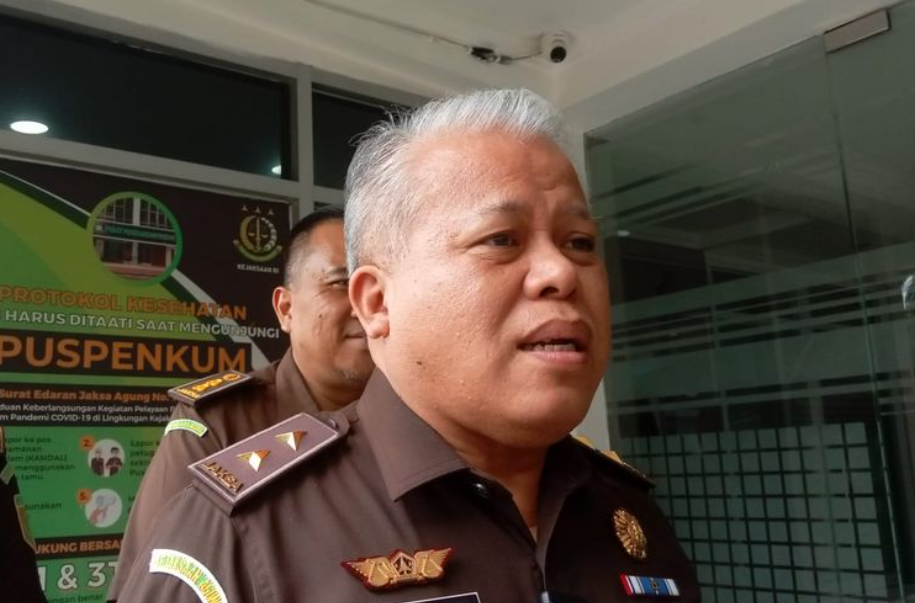 Kepala Pusat Penerangan Hukum (Kapuspenkum) Kejagung Harli Siregar saat ditemui di depan Gedung Penerangan Hukum, Kejagung, Jakarta, Senin (19/5/2025). (kompas.com)