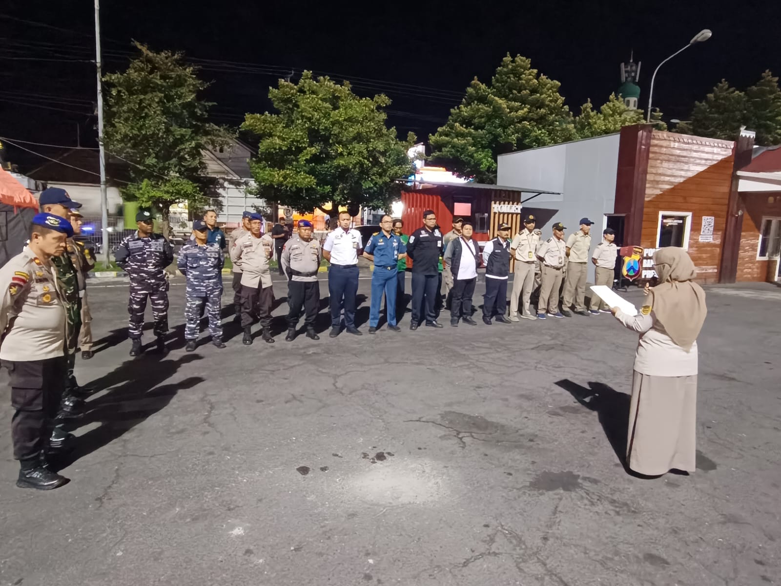 Tim gabungan balai karantina Jatim saat melakukan apel bersama