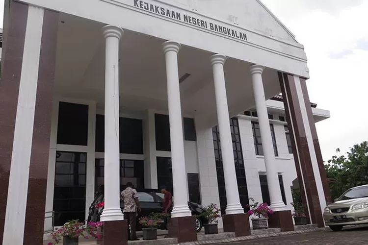 Kantor Kejaksaan Negeri (Kejari) Bangkalan yang berada di Jalan Soekarno Hatta No.22, Wr 05, Mlajah, Kec. Bangkalan, Kabupaten Bangkalan, Jawa Timur 69116