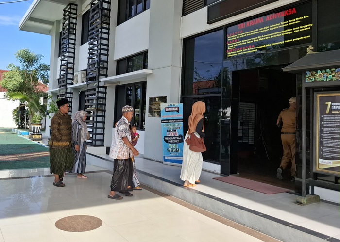 Lima warga dari Desa Karangnangka Kec. Raas saat mendatang kantor Kejaksaan Negeri (Kejari) Sumenep