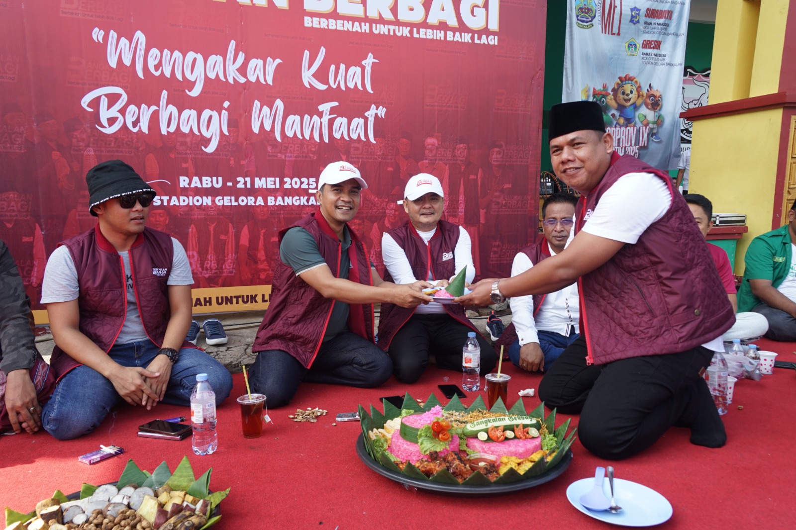 Ketua Bangkalan Berbagi Syarif Baskoro (depan) memberikan  potongan nasi tumpeng kepada Bupati Bangkalan Lukman Hakim usai melaksanakan deklarasi kemarin.