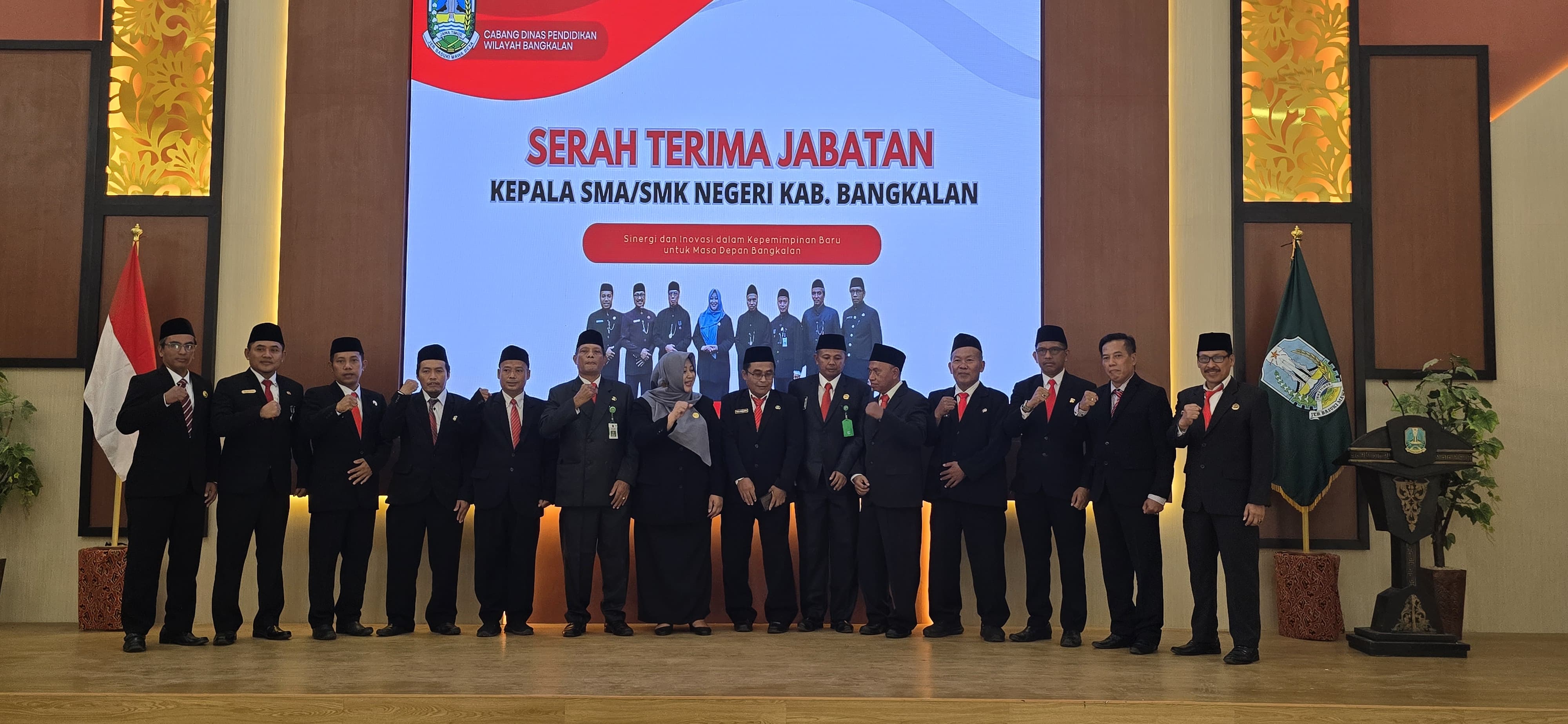 Kacabdindik Jatim Wilayah Bangkalan Pinky Hidayati foto bersama kepsek dengan kepsek yang baru dimutasi di SMKN 2 Bangkalan kemarin.