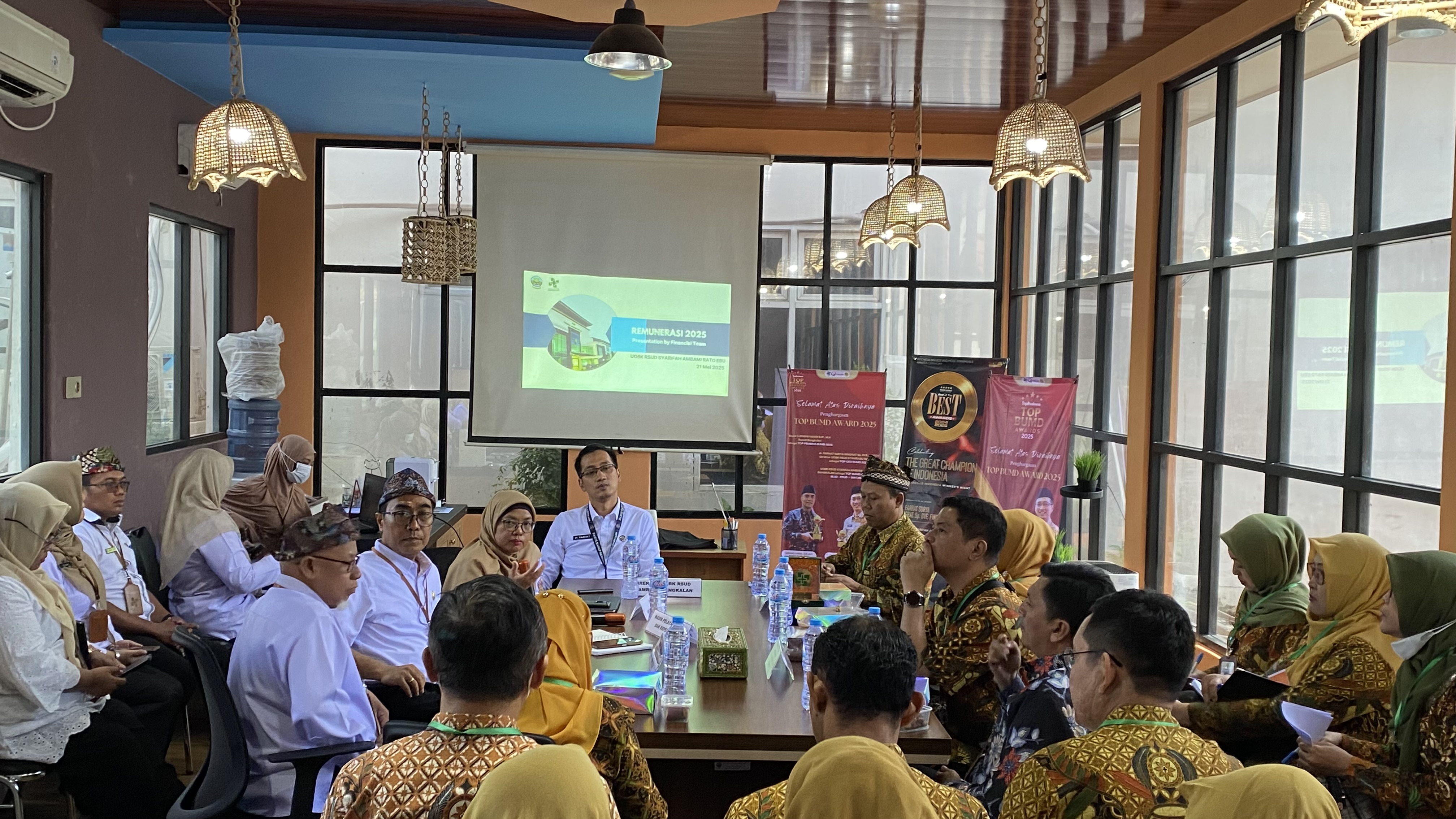 MENJELASKAN: Wadir Umum dan Keuangan RSUD Syamrabu Husnul Khotimah memberikan paparan saat menerima studi banding dari RSUD dr. Wahidin Sudiro Husodo kemarin.