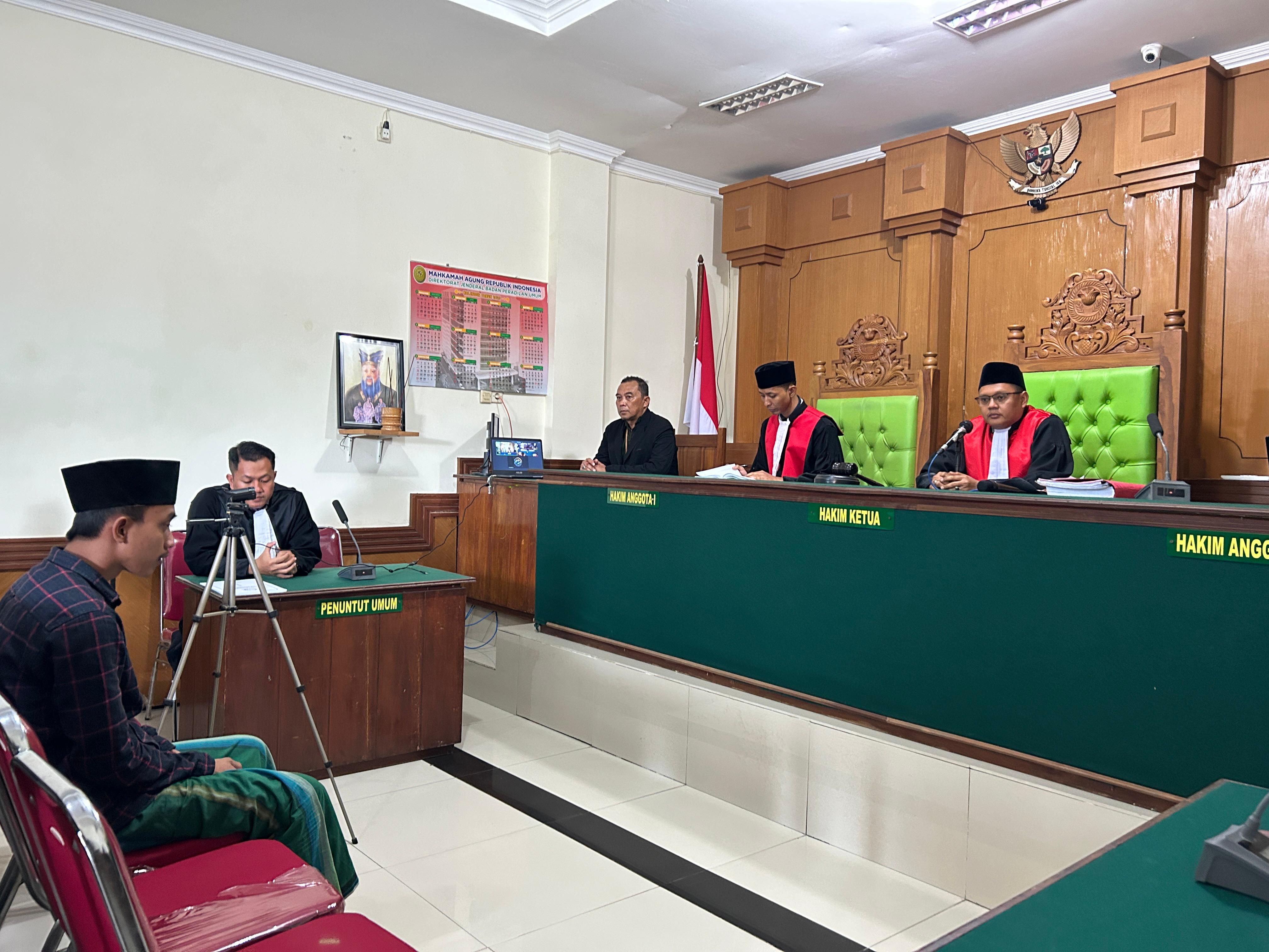 Terdakwa Maulidi Al Izhaq duduk di kursi terdakwa dalam sidang lanjutan di Pengandilan Negeri Bangkalan kemarin