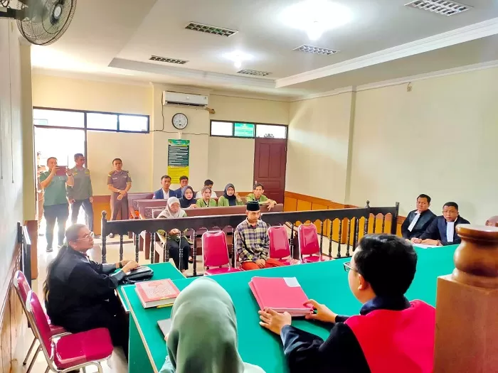 Terdakwa M. Maulidi Al Izhaq tertunduk lesu setelah mendengar vonis mati majelis hakim PN Bangkalan