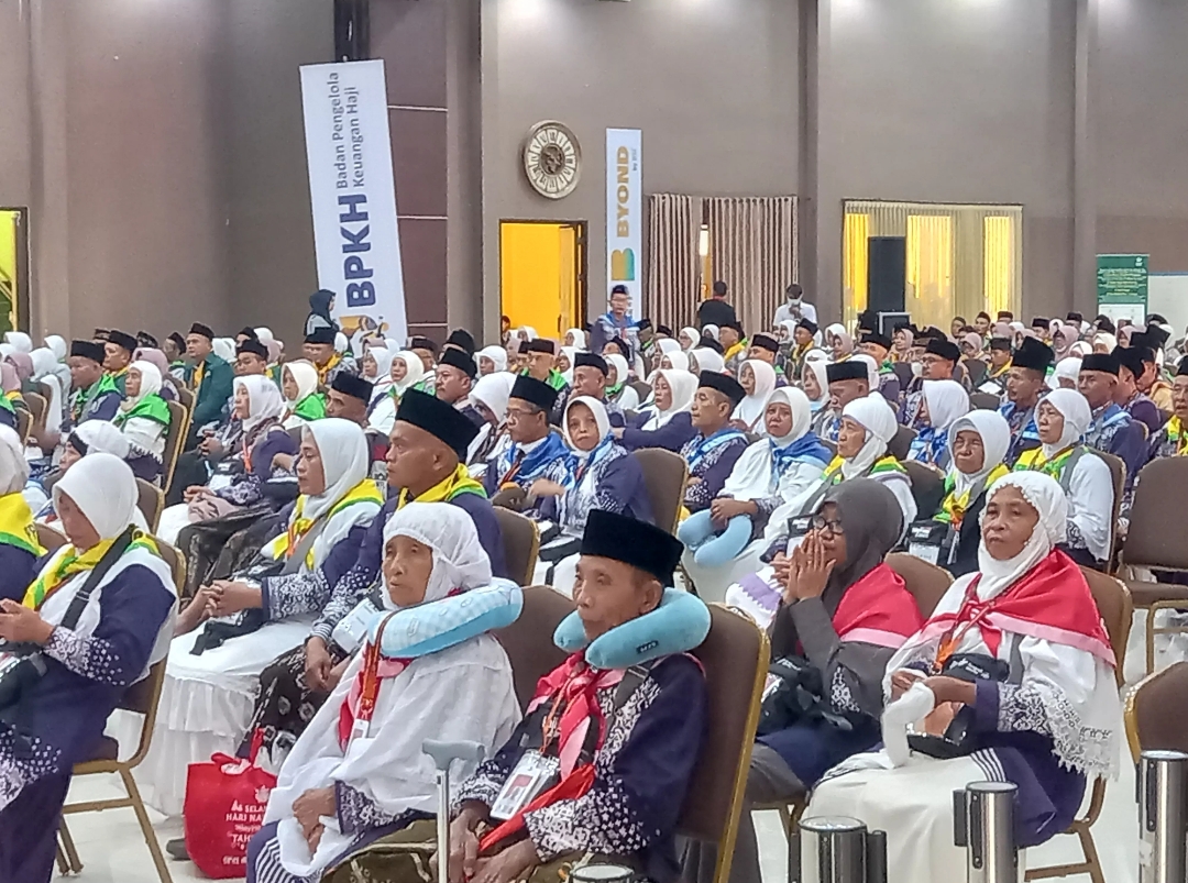 Calon Jemaah Haji (CJH) saat hendak diberangkatkan dari Embarkasi Surabaya
