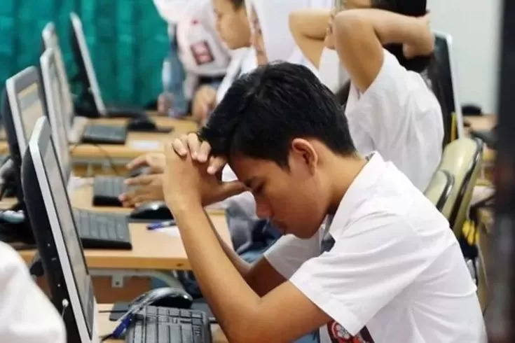 Seorang siswa sedang menunggu pengumuman SNBT 2025