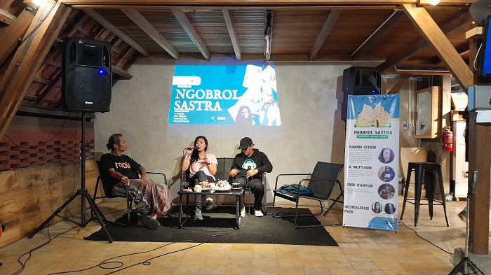 NGOBROL SASTRA: Dari kiri, Didik Wahyudi, Naning Scheid, dan A. Muttaqin, dalam acara Ngobrol Sastra Dari Belgia ke Madura di Kopi Kelud, Sabtu (25/5) malam. (KHOLIL RAMLI/JPRM)