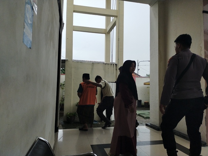 KEMBALI KE JERUJI BESI: Terdakwa Syaifulloh digiring petugas usai mengikuti sidang tertutup di Pengadilan Negeri Bangkalan, Selasa (27/5). (VIVIN AGUSTIN HARTONO/JPRM)