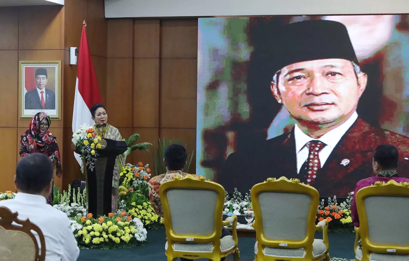 Keluarga Presiden RI ke-2 Soeharto, Siti Hardijanti Rukmana dan Titiek Soeharto memberikan sambutan dalam acara Silaturahmi Kebangsaan di Ruang Delegasi, Gedung Parlemen MPR/DPR-DPD, Senayan, Jakarta,
