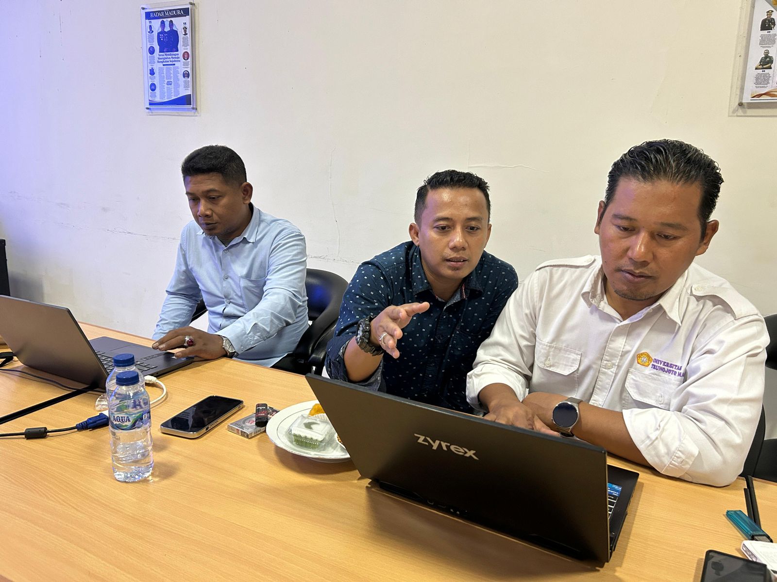 tim Juri dari Perguruan tinggi dan internal Jawa Pos Radar saat melakukan penilaian karya inovasi GTK