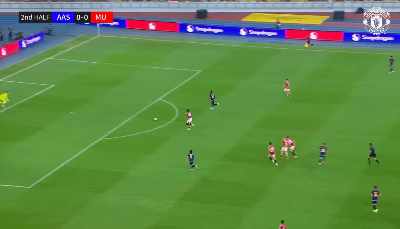 Maung Maung Lwin mengejar umpan trobosan Andrean Segecic ke jantung pertahanan MU. (YouTube Manchester United)