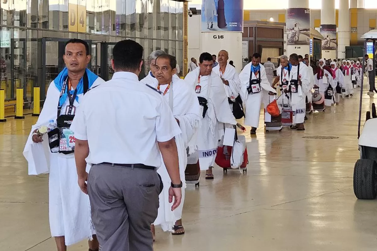 Calon jemaah haji Indonesia gelombang 2 tiba di Bandara King Abdul Aziz, Jeddah. Untuk memudahkan layanan, mereka sudah mengenakan ihram sejak dari Indonesia. (MCH 2025)