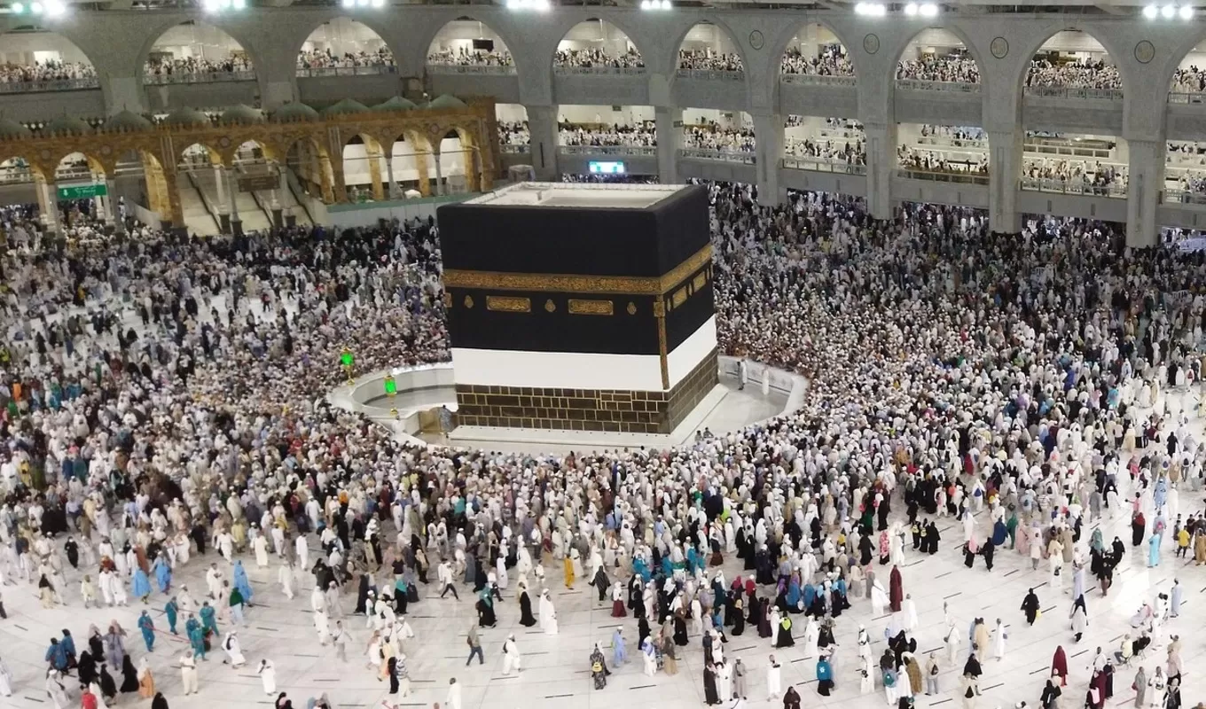 Jemaah haji di depan Kabah