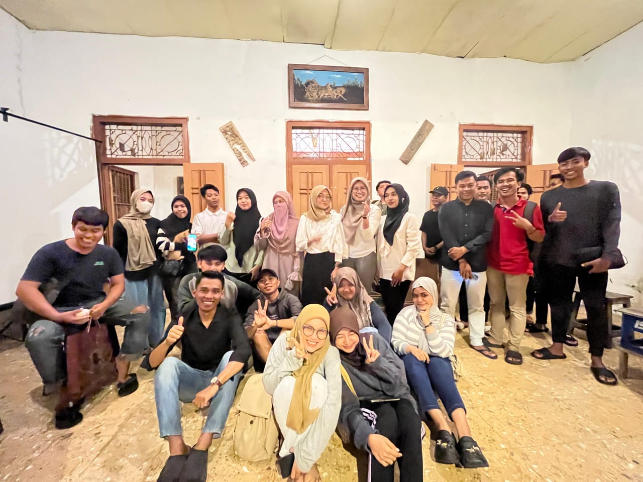 SEMANGAT LITERASI: Pemateri bersama peserta berfoto bersama setelah menonton film Yuni dan diskusi di Kedai Untung Kopi, Pamolokan, Sumenep, Sabtu (31/5). (KAMI UNTUK RADARBANGKALAN.ID)
