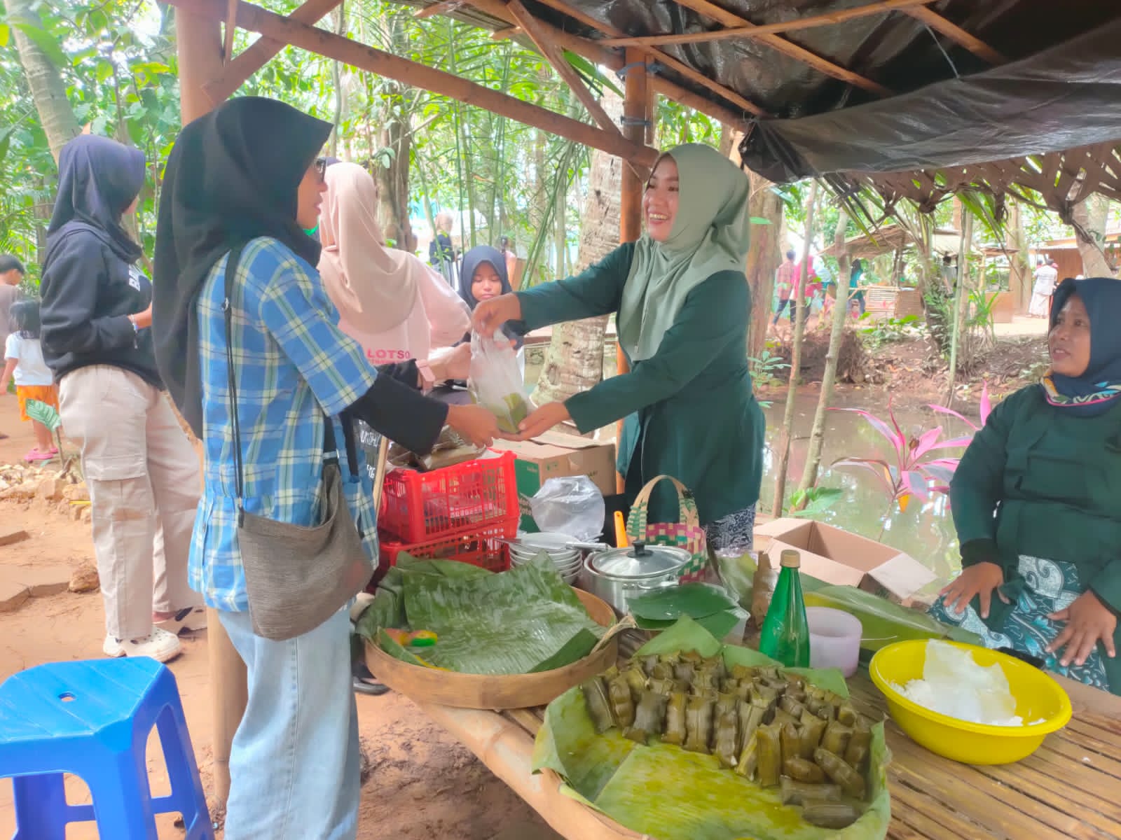 TRADISIONAL:  Pengunjung membeli barube