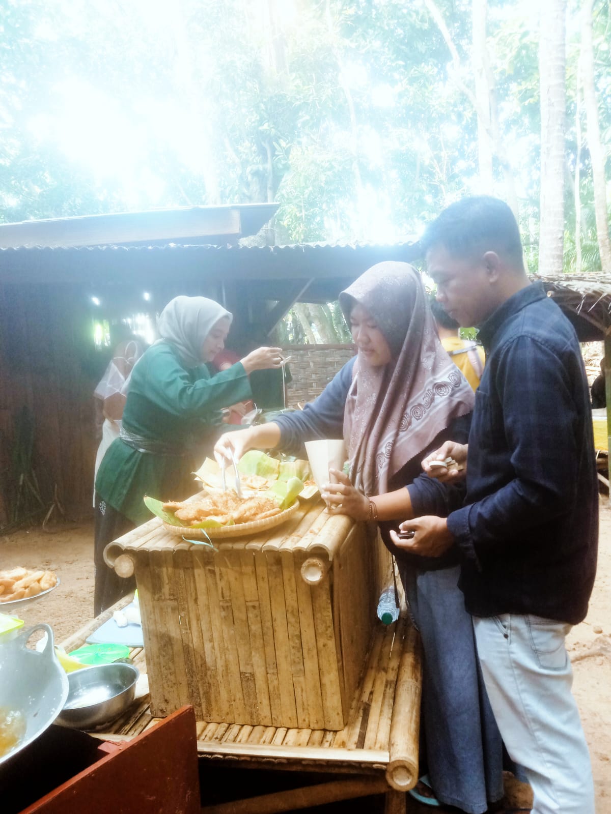 KHAS: Rani melayani pembeli di kedai Pasar Bambu, Desa Saroka, Kecamatan Saronggi, Sumenep, Minggu (1/6). (INA HERDIYANA/RADARBANGKALAN.ID)