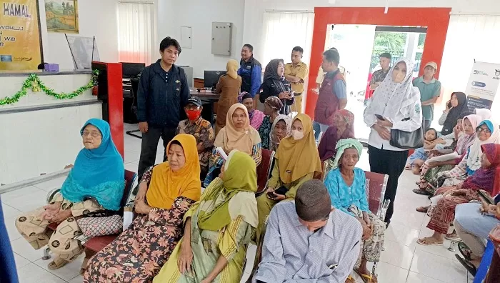 PENERIMA MANFAAT: Sejumlah KPM PKH melakukan pencairan bantuan tahap pertama di Bank Jatim Cabang Bangkalan, Selasa (11/3)