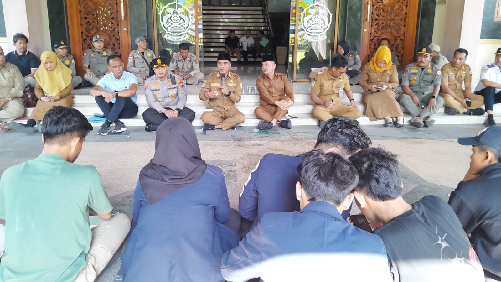 EVALUASI KINERJA: Puluhan mahasiswa UTM menggelar aksi mengevaluasi seratus hari kerja bupati Bangkalan kemarin