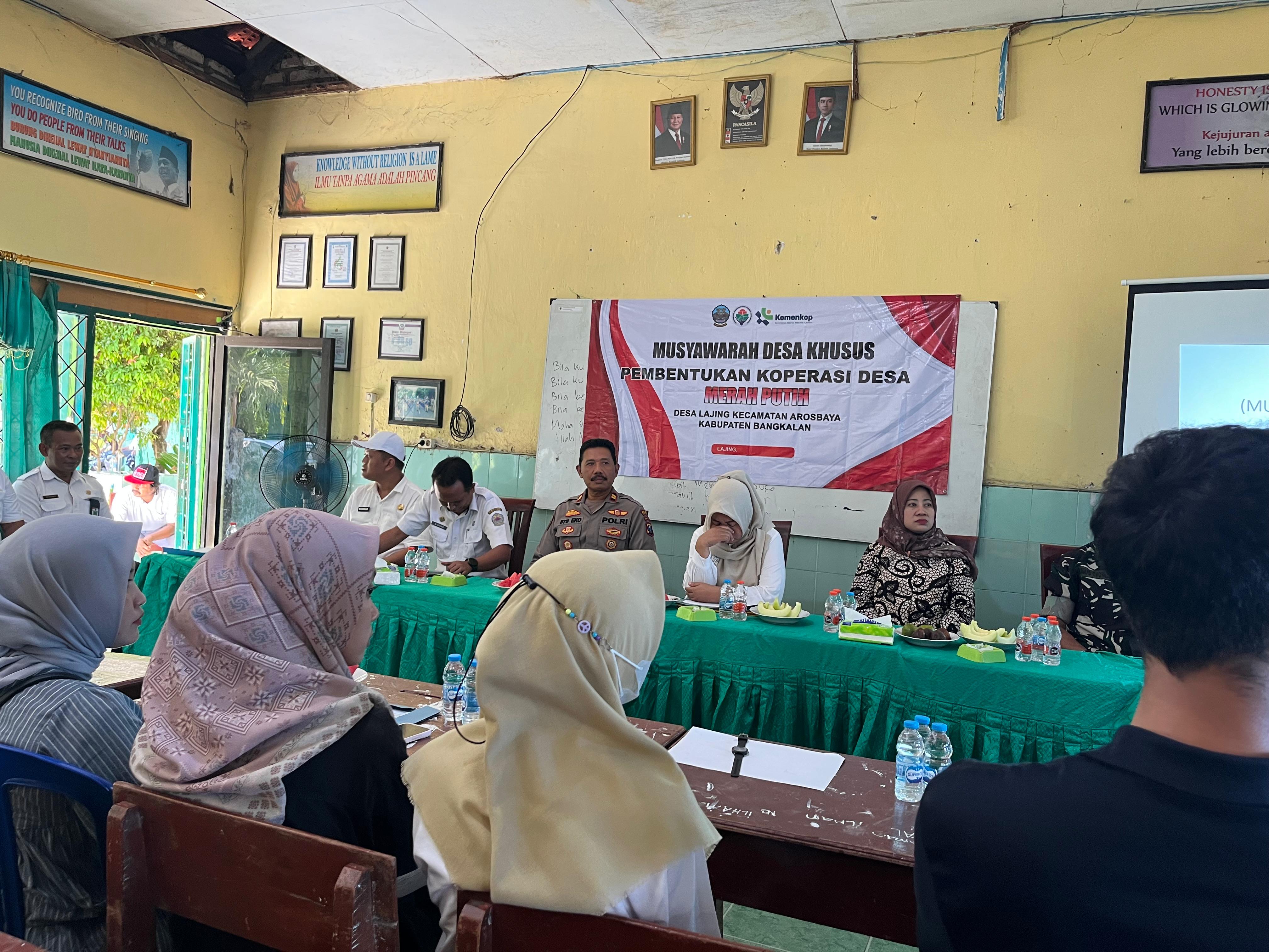 KOORDINASI: Perwakilan DPMD Bangkalan beserta Forkopimcam Arosbaya membentuk kopdes Merah Putih di Desa Lajing, Rabu (14/5).