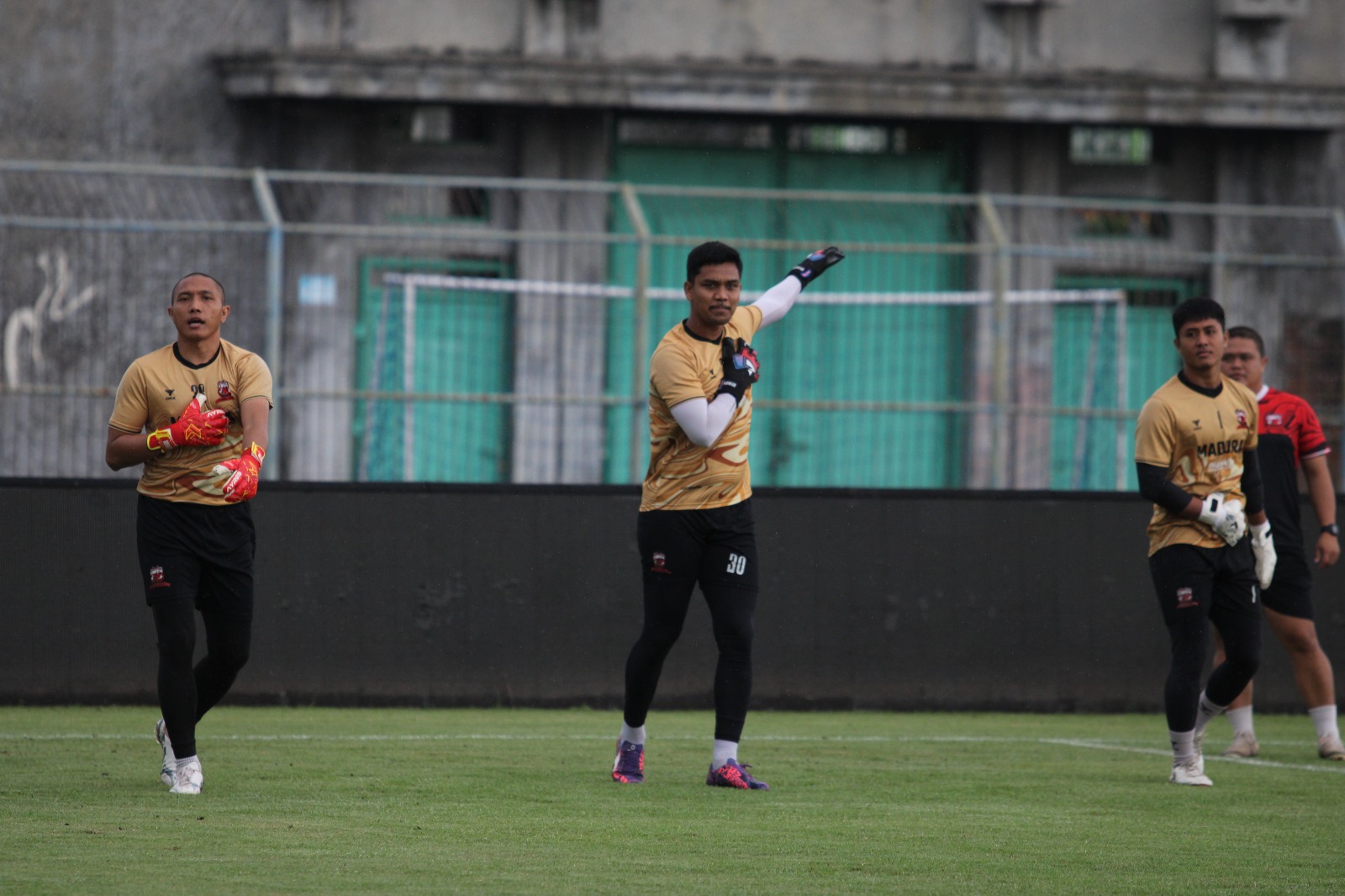 BERTAHAN: Pemain MU Miswar Saputra (tengah) melakukan pemanasan sebelum pertandingan melawan PSS Sleman di SGB, Jumat (23/5). (VIVIN AGUSTIN HARTONO)