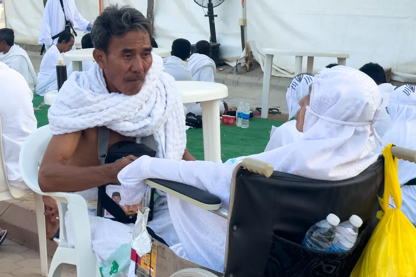 Sudarno (kiri) asal Mojokerto sedang menyuapi ibunya, Ngatiyem, 85, di Arafah, Kamis (5/6).
