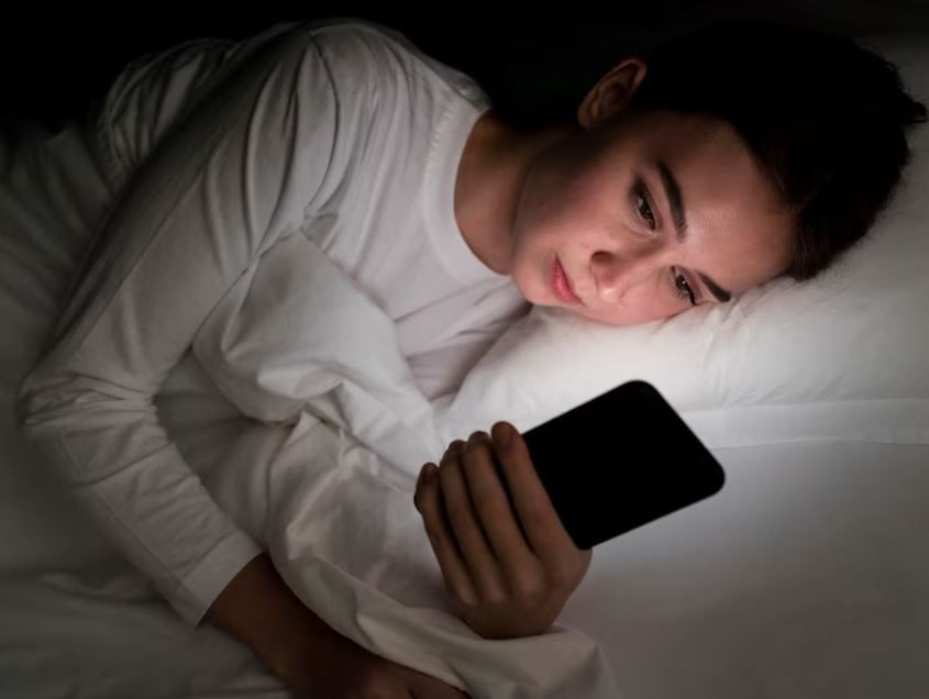 Ilustrasi :Main HP sebelum tidur