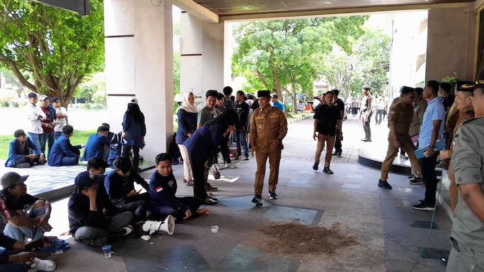 HUMBLE: Bupati Bangkalan Lukman Hakim berdialog dengan mahasiswa UTM saat berdemo di kantor pemkab, Selasa (3/6). (M. KHOLIL RAMLI/JPRM)
