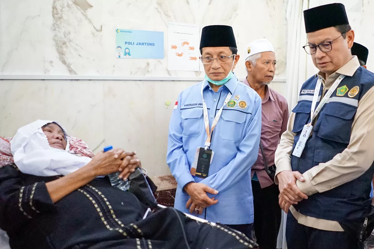 Menang Nasaruddin Umar (biru) dan anggota Amirul Hajj Taruna Ikrar saat mengunjungi pasien di KKHI Makkah.